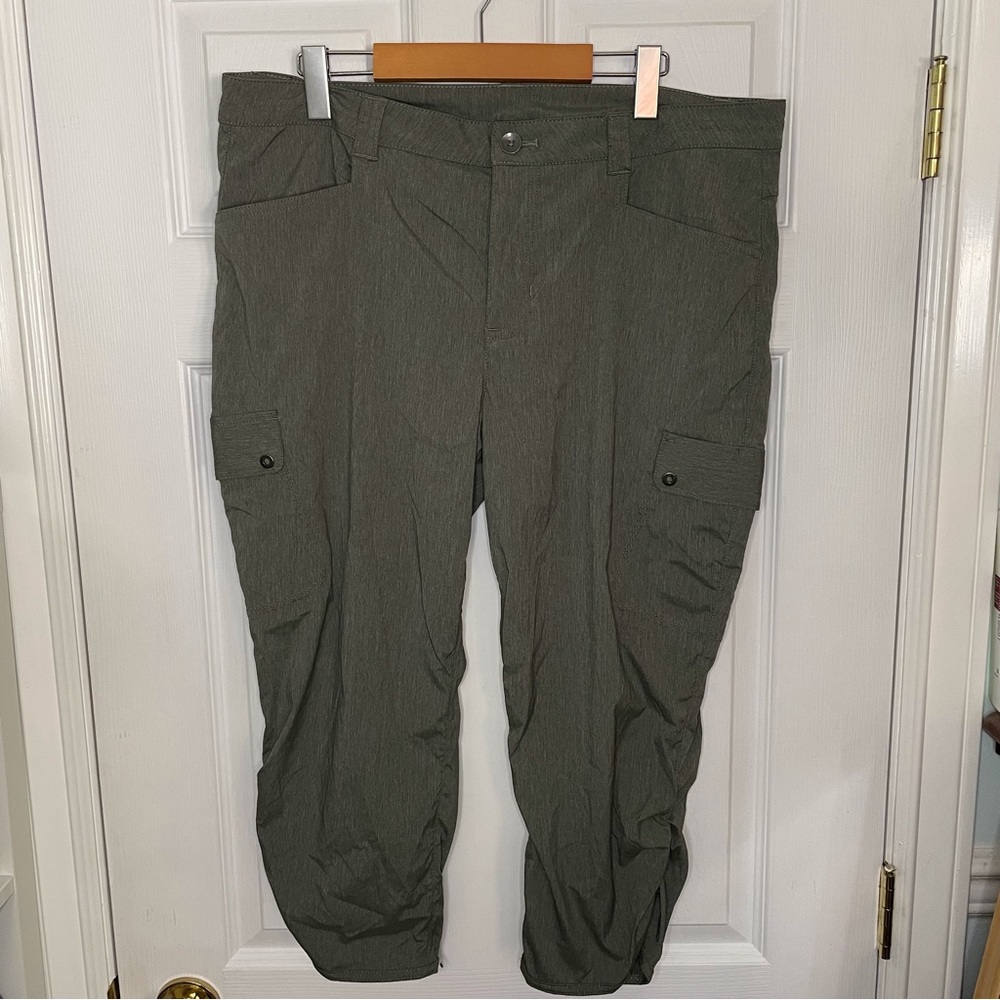 Eddie Bauer like new khaki horizon capri pants size 16